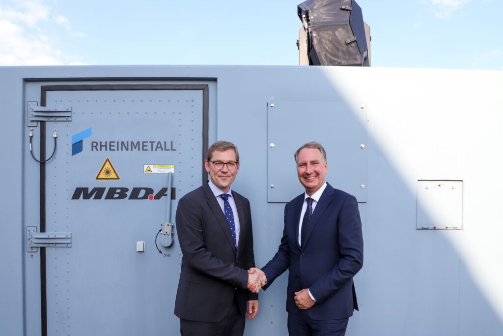 Partnerschaft zu den Laserwaffen besiegelt: Jan-Patrick Helmsen, Geschäftsführer Rheinmetall Waffe Munition, und Thomas Gottschild, Geschäftsführer MBDA Deutschland (v.l.n.r.).