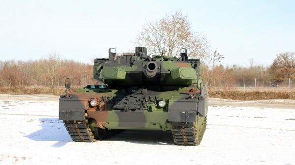 Die Leopard 2 A8 erhalten das Trophy Selbstschutzsystem, hier zu sehen auf einem Leopard 2 A7.
