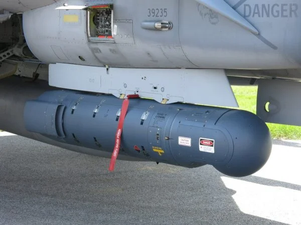 Der LITENING-Pod von Rafael ist ein elektrooptischer/infraroter Zielbehälter, der Ziele auf große Entfernung erkennen, erfassen, identifizieren und verfolgen kann.