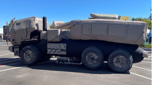 Mit u.a. aufblasbaren Attrappen als Scheinziel versucht der Iran die US-amerikanischen und israelischen Luftstreikräfte zu täuschen. Hier symbolisch eine aufblasbare Attrappe eines LKW.