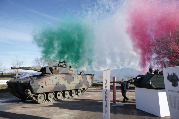Das Gemeinschaftsunternehmen Leonardo Rheinmetall Military Vehicles (LRMV) hat im Multifunktionalen Experimentierzentrum der italienischen Armee (Ce.Poli.Spe) in Montelibretti die ersten vier Lynx KF-41-Schützenpanzer an die italienischen Streitkräfte ausgeliefert.