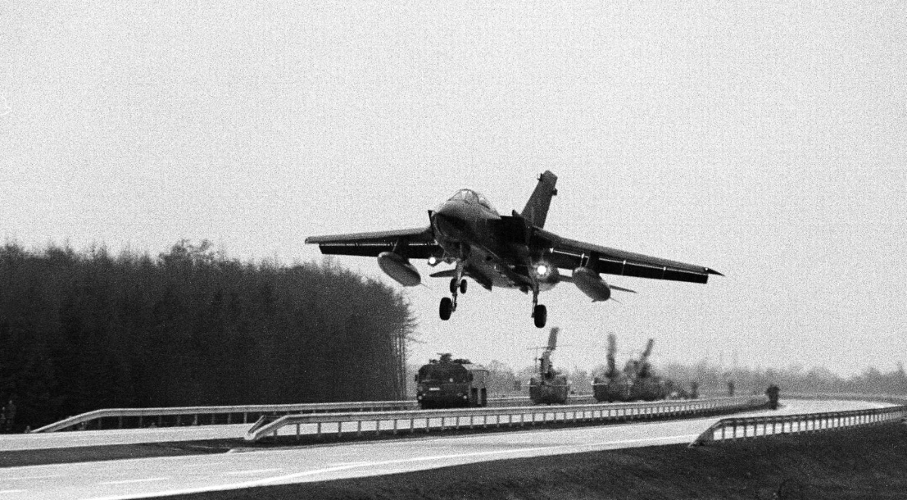 Landeübung mit Tornado der Luftwaffe auf der Autobahn bei Diebholz Ahlhorn während der Übung „Operation Highway 84“ (Foto- Bundeswehr)