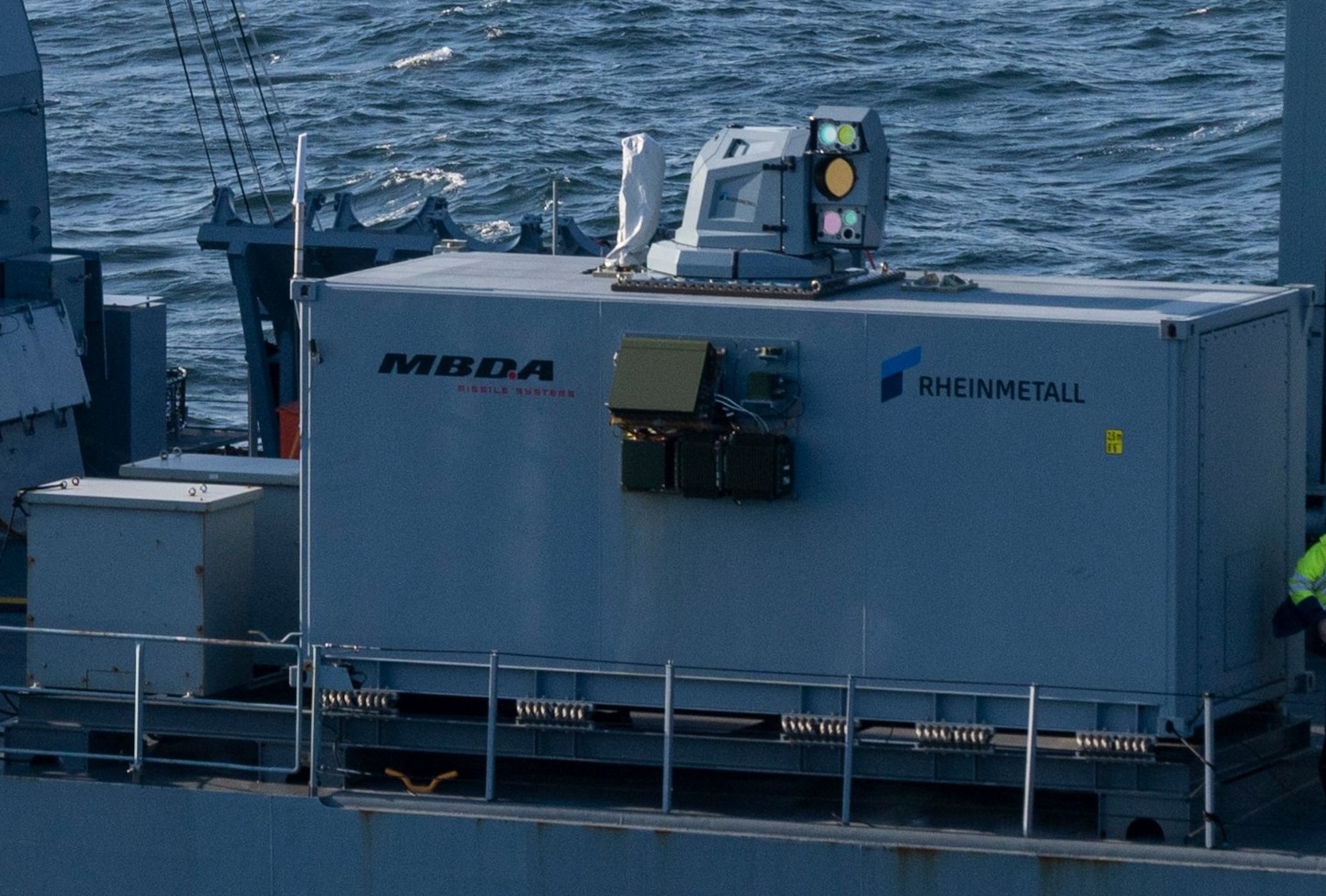 Nach der Integration des Laserwaffendemonstrators auf der Fregatte 124 SACHSEN im Juni 2022 wurde die Erprobung des Systems auf See bereits im Herbst 2023 erfolgreich abgeschlossen.