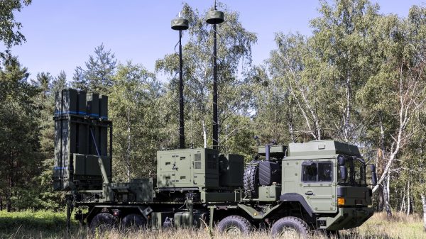 Launcher von IRIS-T SLM. Die neueste Version, IRIS-T SLX, soll das Luftverteidigungssystem mit einer gesteigerten Reichweite zum Konkurrenten für Systeme wie Patriot oder SAMP/T machen.