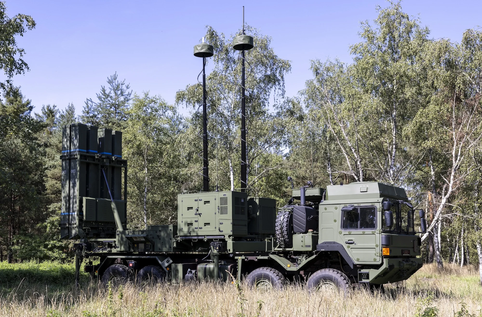 Launcher von IRIS-T SLM. Die neueste Version, IRIS-T SLX, soll das Luftverteidigungssystem mit einer gesteigerten Reichweite zum Konkurrenten für Systeme wie Patriot oder SAMP/T machen.