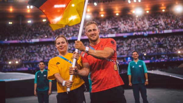 Olympia 2024: Laura Lindemann (Mixed-Staffel im Triathlon) und Max Rendschmidt (Kajak-Vierer) tragen die deutschen Fahne bei der Schlussfeier der Sommerspiele von Paris am Sonntag.