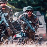 Lautsprechertrupps des Zentrums kommunizieren mit Hilfe von tragbaren Lautsprechern direkt mit der Zielgruppe Bundeswehr:ZOpKomBw