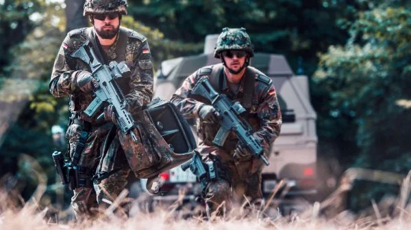 Lautsprechertrupps des Zentrums kommunizieren mit Hilfe von tragbaren Lautsprechern direkt mit der Zielgruppe Bundeswehr:ZOpKomBw