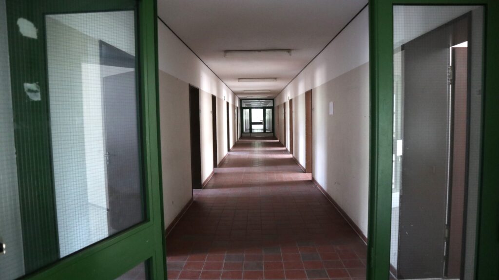 In diesem Gebäude könnte man auch annehmen, dass der Auszug der Bundeswehr erst vor wenigen Tagen stattgefunden hätte – und nicht vor acht Jahren.