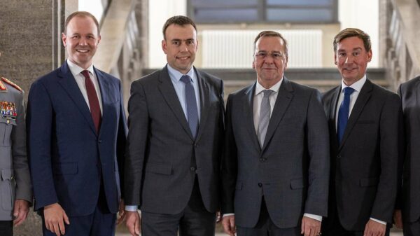 Die aktuelle Leitung des BMVg. In Zukunft wird es einen weiteren beamteten Staatssekretär im Verteidigungsministerium geben.