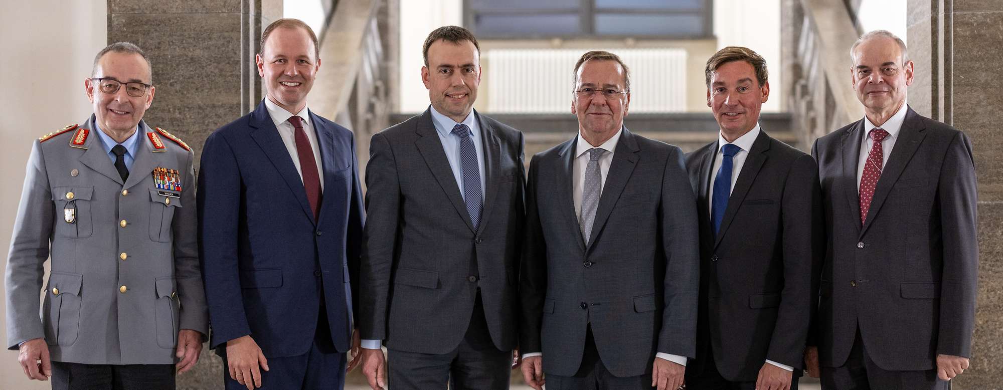 Die aktuelle Leitung des BMVg. In Zukunft wird es einen weiteren beamteten Staatssekretär im Verteidigungsministerium geben.