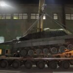 Der Leopard 2 A6 wird beim russischen Rüstungskonzern Uralvagonzavod abgeladen.