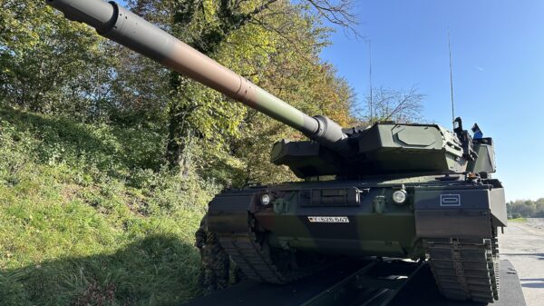 Leopard 2 A7 A1 mit dem Selbstschutzsystem Trophy. Gut zu sehen die flachen Radarsensoren vorne am Turm sowie Launcher und Schutzpanel rechts.