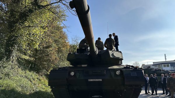 Die Panzermunition von Rheinmetall kann von der Hauptwaffe des Kampfpanzers Leopard 2 verschossen werden.