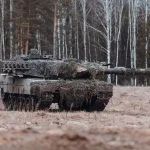 Der Panzerturm trägt das Hauptwaffensystem des Leopard 2A6 (im Bild ein entsprechender Kampfpanzer der Bundeswehr). Mit der 120mm Glattrohrkanone können gepanzerte Ziele auch auf weite Entfernung bekämpft werden.