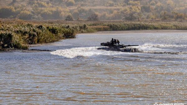 Dieser Leopard 2 A4 überquert einen Fluss in der Region Donezk in der Ukraine.