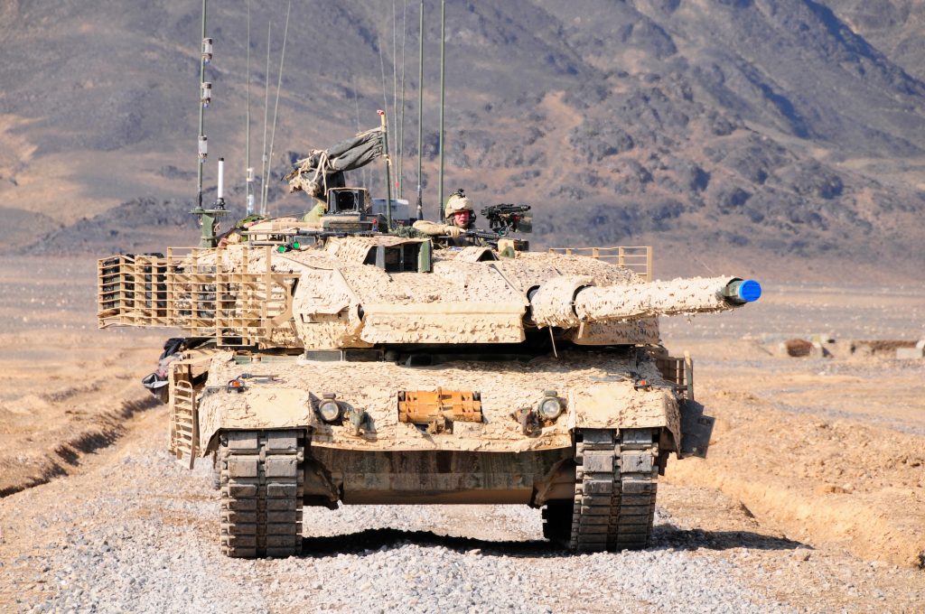 Ein kanadischer Leopard 2A6M im Einsatz in Afghanistan. HENSOLDT hat einen Auftrag über Ersatzteile für die optronische Ausstattung des Kampfpanzers der kanadischen Streitkräfte erhalten.