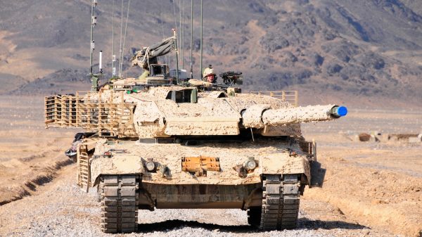 Ein kanadischer Leopard 2A6M im Einsatz in Afghanistan. HENSOLDT hat einen Auftrag über Ersatzteile für die optronische Ausstattung des Kampfpanzers der kanadischen Streitkräfte erhalten.