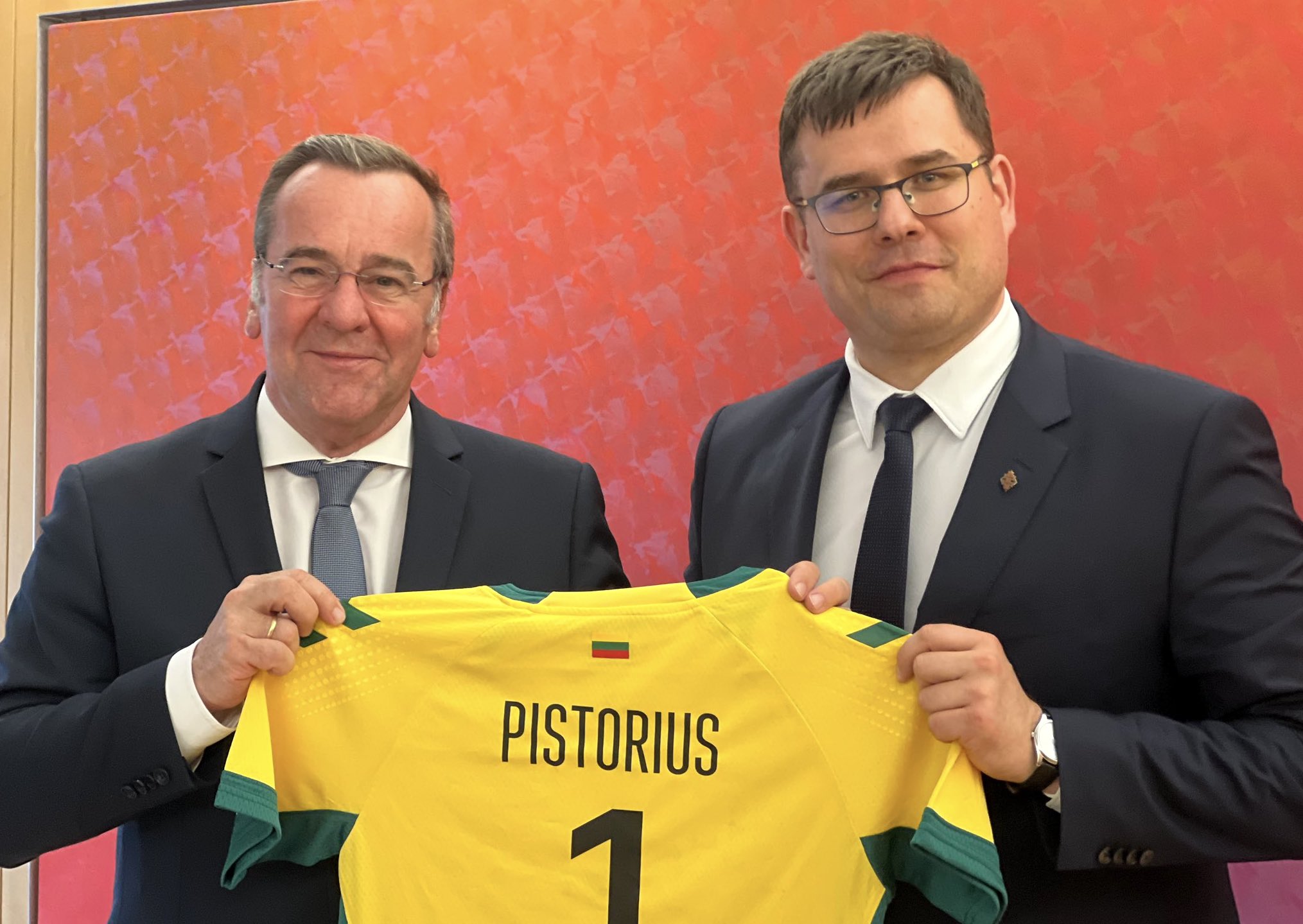 Nummer 1 – Pistorius (l.) erhält ein litauisches Trikot vom Verteidigungsminister aus Litauen, Laurynas Kasčiūnas (r.)