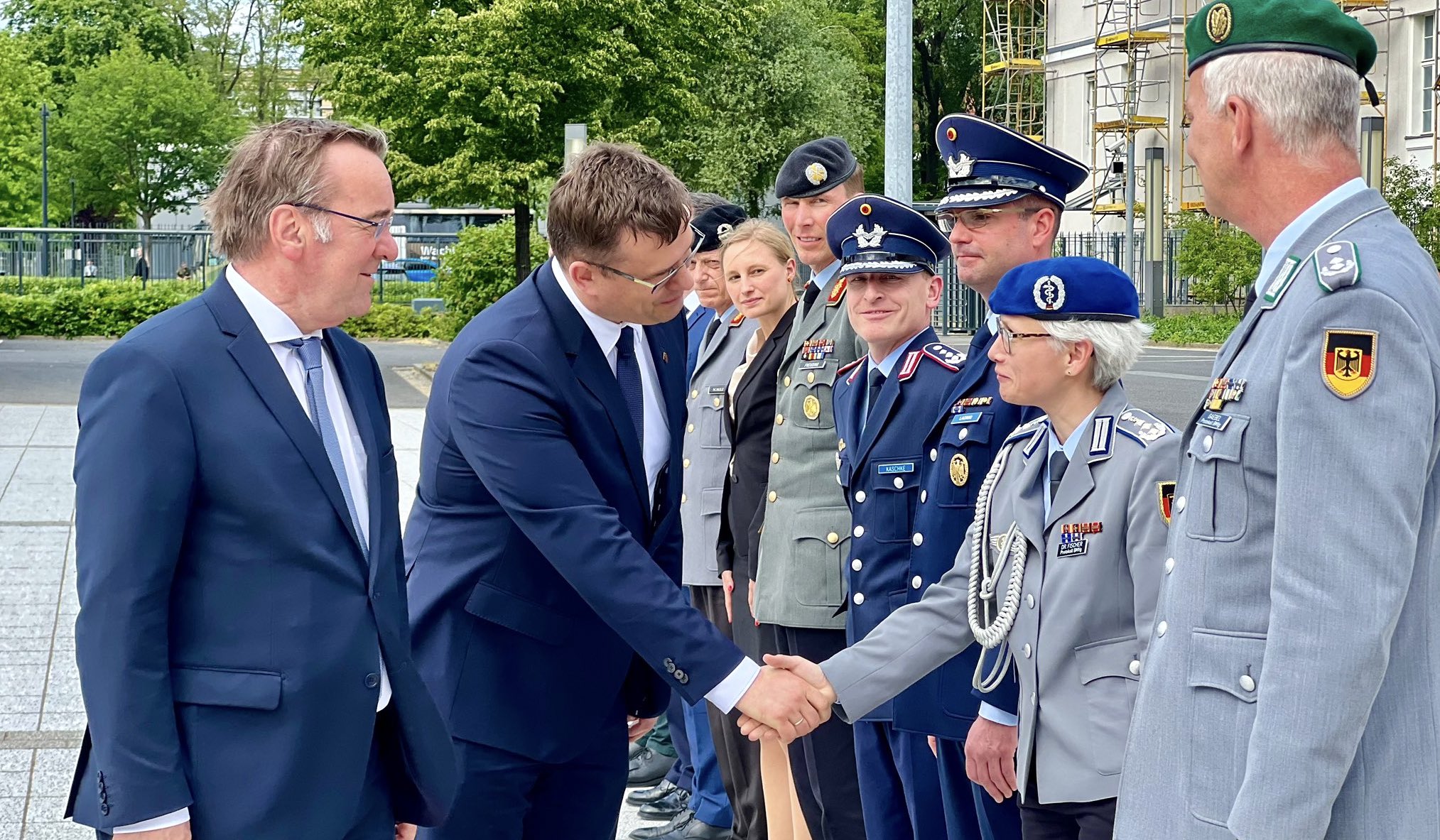 Beim Antrittsbesuich wurde der Verteidigungsminister aus Litauen, Laurynas Kasčiūnas auch von Vertreterinnen und Vertretern der Bundeswehr begrüßt.