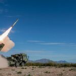 Der erste erfolgreiche Testschuss des gemeinsam durch Rheinmetall und Lockheed Martin entwickelten Global Mobile Artillery Rocket System (GMARS).