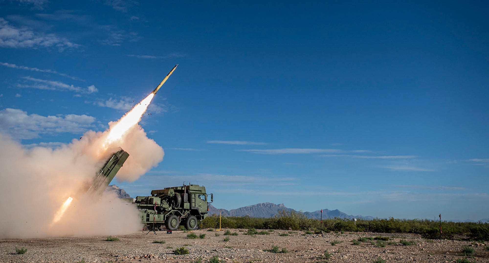 Der erste erfolgreiche Testschuss des gemeinsam durch Rheinmetall und Lockheed Martin entwickelten Global Mobile Artillery Rocket System (GMARS).