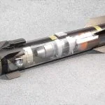 Auf kursierenden Bildern von Trümmerteilen sollen Fragmente zu sehen sein, die Komponenten der AGM-114R9X-Ninja-Hellfire-Rakete ähneln.