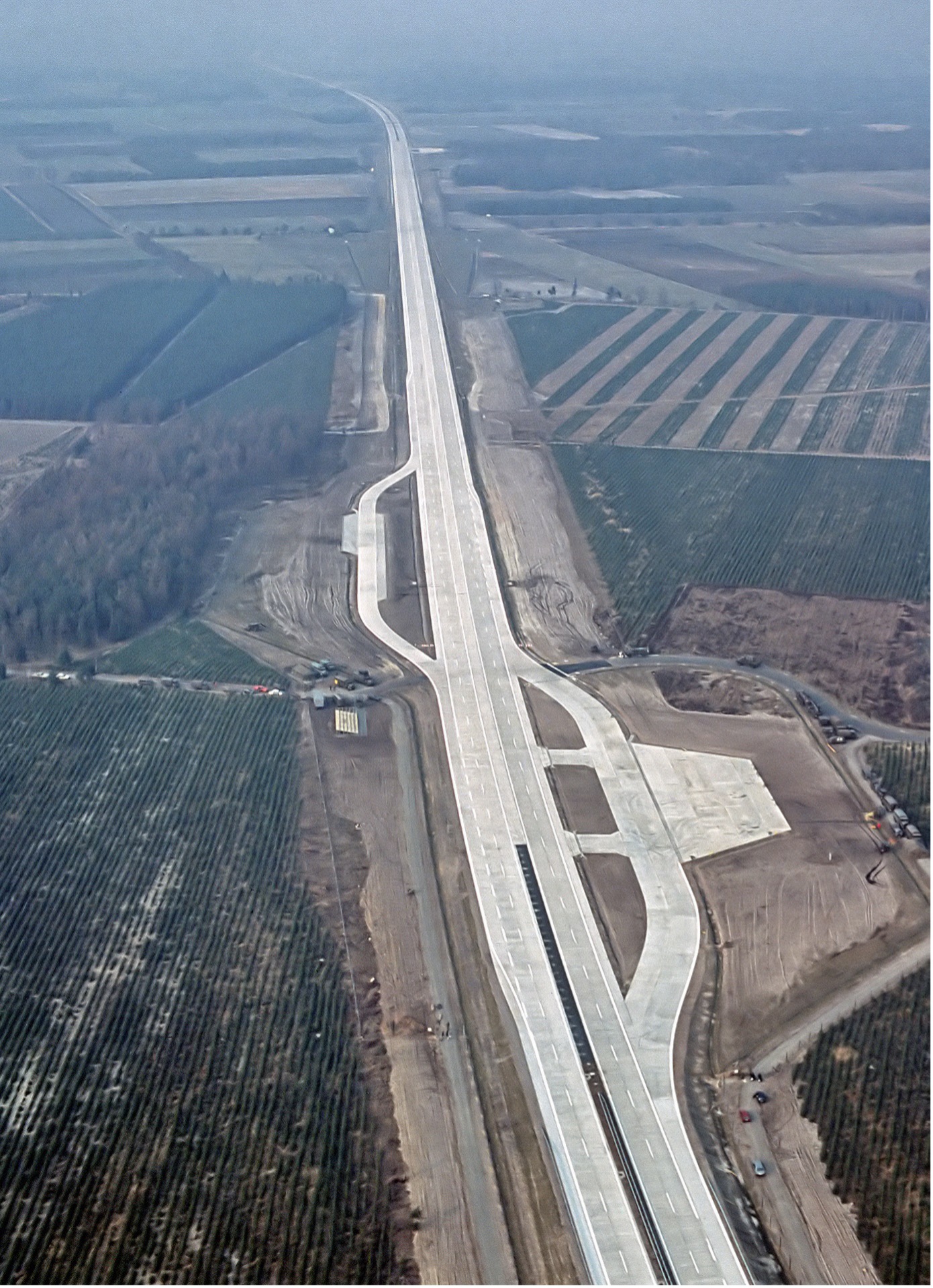 Luftbild der Bundesautobahn A29 in der Nähe von Ahlhorn im Jahr ihrer Fertigstellung. Im Rahmen der Nato-Übung Highway 84 wurde der Notlandeplatz genutzt. (Foto- USAF)