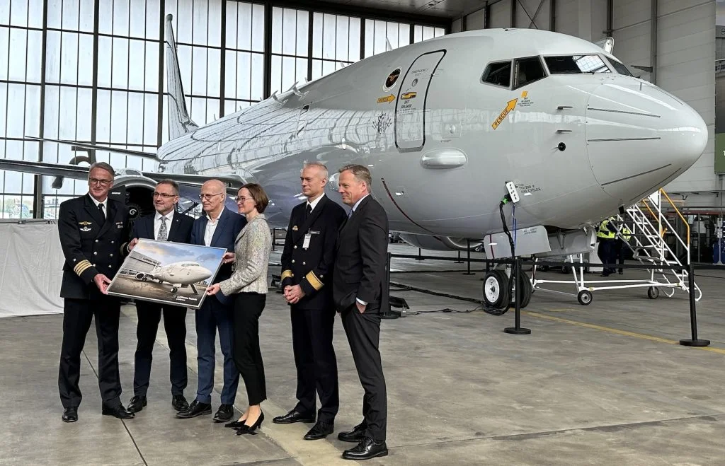 Heute fand auf dem Gelände der Lufthansa Technik in Hamburg eine Feierlichkeit anlässlich des ersten Technikchecks einer P8A Poseidon statt. Für die Deutsche Marine ist dieser hochmoderne Seefernaufklärer das Mittel zur luftgestützten U-Jagd.