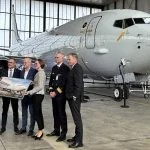 Heute fand auf dem Gelände der Lufthansa Technik in Hamburg eine Feierlichkeit anlässlich des ersten Technikchecks einer P8A Poseidon statt. Für die Deutsche Marine ist dieser hochmoderne Seefernaufklärer das Mittel zur luftgestützten U-Jagd.