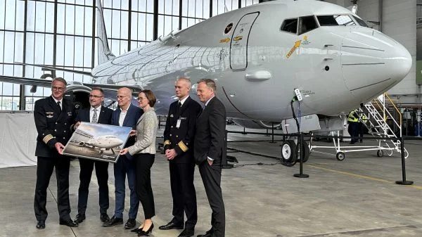 Heute fand auf dem Gelände der Lufthansa Technik in Hamburg eine Feierlichkeit anlässlich des ersten Technikchecks einer P8A Poseidon statt. Für die Deutsche Marine ist dieser hochmoderne Seefernaufklärer das Mittel zur luftgestützten U-Jagd.