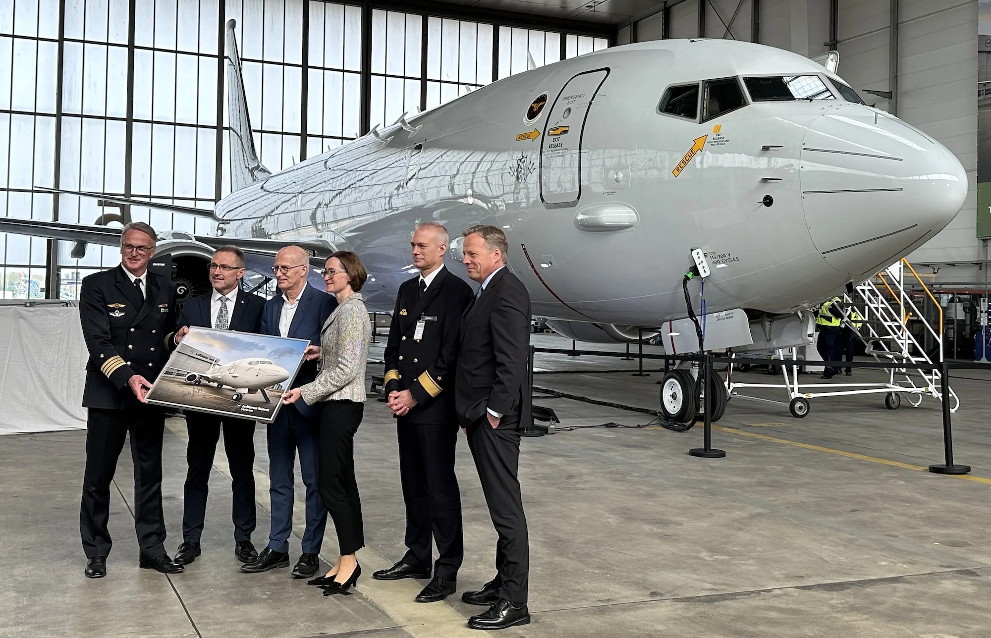Heute fand auf dem Gelände der Lufthansa Technik in Hamburg eine Feierlichkeit anlässlich des ersten Technikchecks einer P8A Poseidon statt. Für die Deutsche Marine ist dieser hochmoderne Seefernaufklärer das Mittel zur luftgestützten U-Jagd.