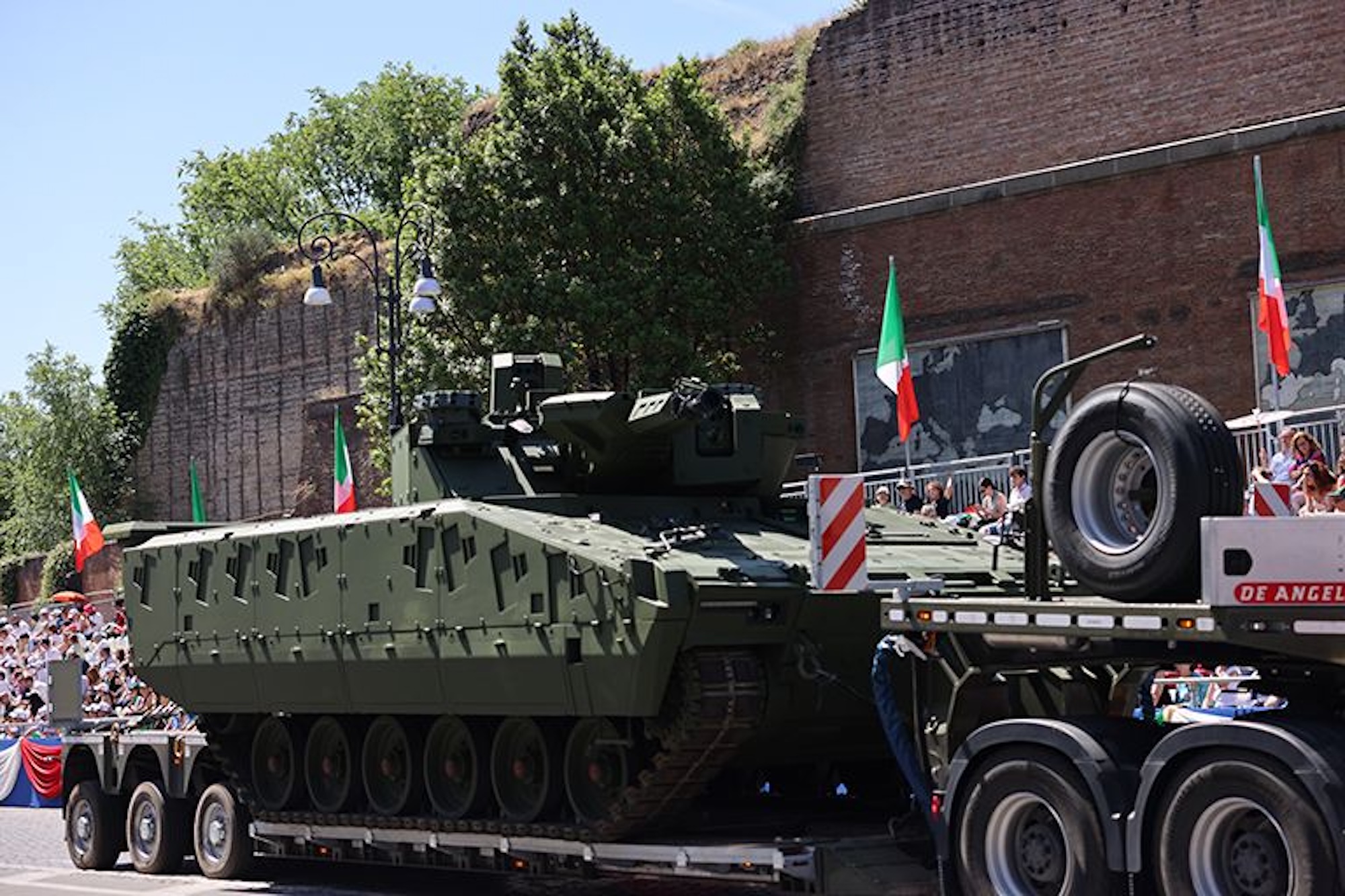 Italien zeigt seinen neuen Schützenpanzer Lynx KF41 von Rheinmetall bei der Parade zum Nationaltag.