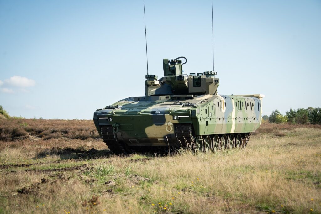 Am 17. Oktober 2022 – nur zwei Jahre nach der Auftragserteilung – übergab Rheinmetall den ersten Lynx Schützenpanzer an den Erstkunden Ungarn.