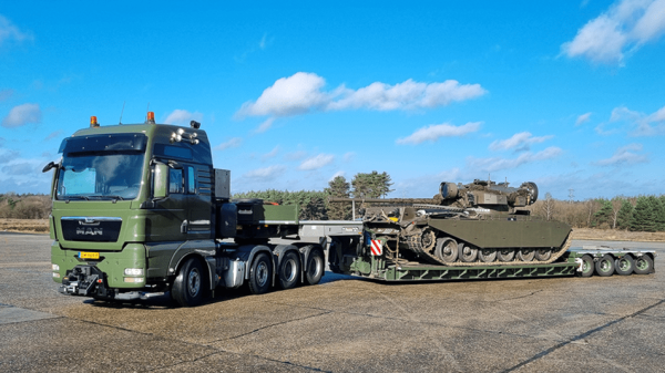 Es ist nicht das erste Mal, dass MAN-Zugmaschinen Schwerlast-Auflieger von Nooteboom ziehen.