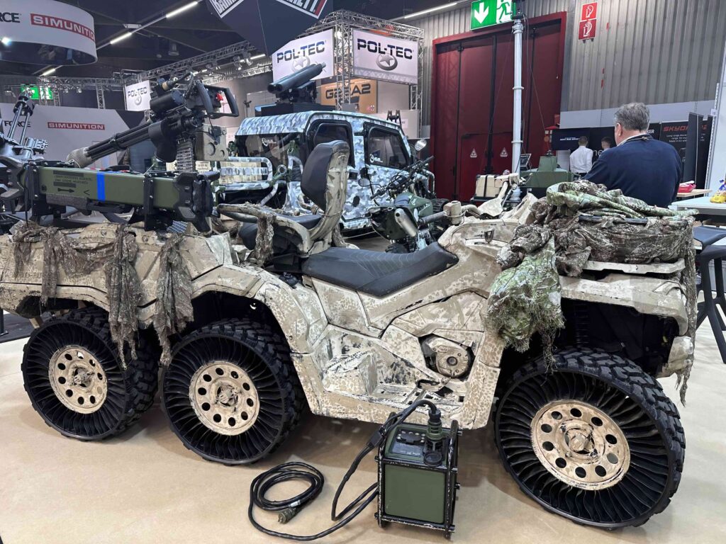 Das Gesamtsystem zur Drohnenabwehr MANUL cUAV am Stand von Dillon Europe bei der EnforceTac.