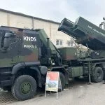 MARS 3 ist ein neues von KNDS Deutschland entwickeltes Multi-Domain-Raketenartilleriesystem. Das System wird in Europa produziert, gewartet und kontrolliert. Aktuell sind Reichweite bis 300 km möglich, in Zukunft könnten diese auf bis zu 499 km gesteigert werden.