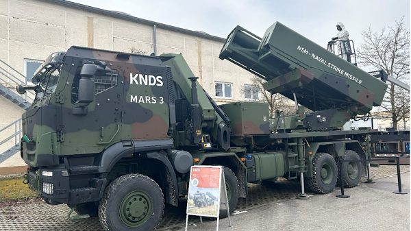 MARS 3 ist ein neues von KNDS Deutschland entwickeltes Multi-Domain-Raketenartilleriesystem. Das System wird in Europa produziert, gewartet und kontrolliert. Aktuell sind Reichweite bis 300 km möglich, in Zukunft könnten diese auf bis zu 499 km gesteigert werden.