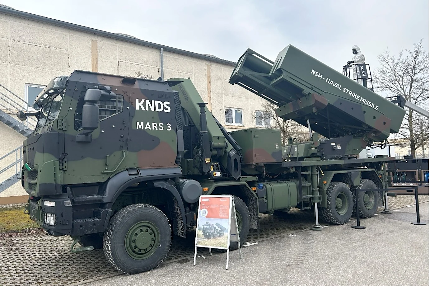 MARS 3 ist ein neues von KNDS Deutschland entwickeltes Multi-Domain-Raketenartilleriesystem. Das System wird in Europa produziert, gewartet und kontrolliert. Aktuell sind Reichweite bis 300 km möglich, in Zukunft könnten diese auf bis zu 499 km gesteigert werden.