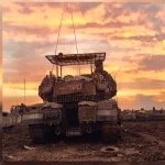 Cope Cages – Ein israelischer MERKAVA-Kampfpanzer mit Drohnenschutznetz.