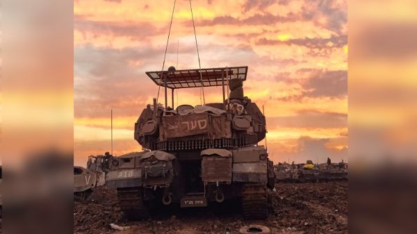 Cope Cages – Ein israelischer MERKAVA-Kampfpanzer mit Drohnenschutznetz.