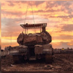 Cope Cages – Ein israelischer MERKAVA-Kampfpanzer mit Drohnenschutznetz.