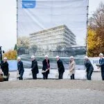Foto (v.l.n.r.): Clemens Thum (Standortleiter Überlingen, Diehl Defence), Dr. Harald Buschek (Chief Program Officer, Diehl Defence), Dr. Utz Remlinger (Regierungsvizepräsident), Jan Zeitler (Oberbürgermeister Stadt Überlingen), Helmut Rauch (Chief Executive Office, Diehl Defence), MdB Dr. Nils Schmid (Parlamentarischer Staatssekretär im BMVg), Thomas Förstner (Geschäftsführer, Technischer Vorstand Köster Holding SE), Thomas Bodenmüller (Chief Financial Officer, Diehl Defence), Dr. Nicolai Künzner (Chief Technology Officer, Diehl Defence), Oliver Heilig (Betriebsratsvorsitzender Überlingen)
