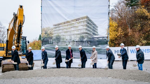 Foto (v.l.n.r.): Clemens Thum (Standortleiter Überlingen, Diehl Defence), Dr. Harald Buschek (Chief Program Officer, Diehl Defence), Dr. Utz Remlinger (Regierungsvizepräsident), Jan Zeitler (Oberbürgermeister Stadt Überlingen), Helmut Rauch (Chief Executive Office, Diehl Defence), MdB Dr. Nils Schmid (Parlamentarischer Staatssekretär im BMVg), Thomas Förstner (Geschäftsführer, Technischer Vorstand Köster Holding SE), Thomas Bodenmüller (Chief Financial Officer, Diehl Defence), Dr. Nicolai Künzner (Chief Technology Officer, Diehl Defence), Oliver Heilig (Betriebsratsvorsitzender Überlingen)