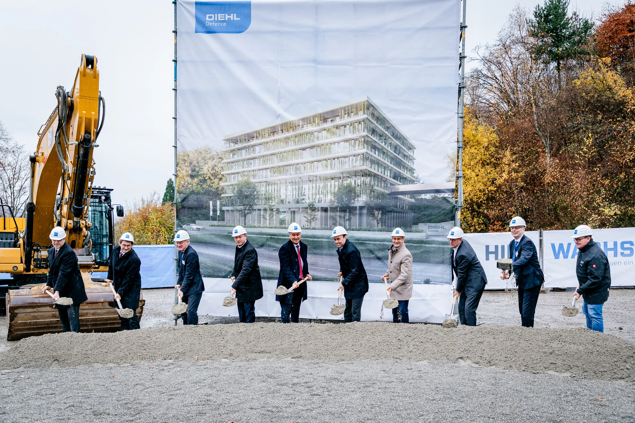 Foto (v.l.n.r.): Clemens Thum (Standortleiter Überlingen, Diehl Defence), Dr. Harald Buschek (Chief Program Officer, Diehl Defence), Dr. Utz Remlinger (Regierungsvizepräsident), Jan Zeitler (Oberbürgermeister Stadt Überlingen), Helmut Rauch (Chief Executive Office, Diehl Defence), MdB Dr. Nils Schmid (Parlamentarischer Staatssekretär im BMVg), Thomas Förstner (Geschäftsführer, Technischer Vorstand Köster Holding SE), Thomas Bodenmüller (Chief Financial Officer, Diehl Defence), Dr. Nicolai Künzner (Chief Technology Officer, Diehl Defence), Oliver Heilig (Betriebsratsvorsitzender Überlingen)