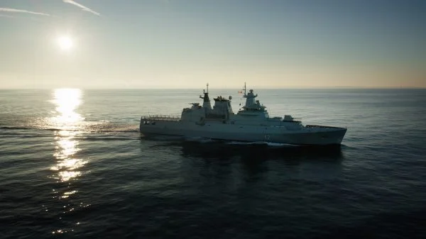 Die neue Korvette (MMPV) der bulgarischen Marine während der Fahrt.