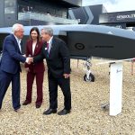 Armin Papperger, CEO von Rheinmetall, Amy List, Vice President & Managing Director von Boeing Defence Australia, und Glen Ferguson, Director Global Programs MQ-28 Ghost Bat von Boeing, (v.l.n.r.) vor der australischen Kampfdrohne MQ-28 Ghost Bat auf der ILA 2026.