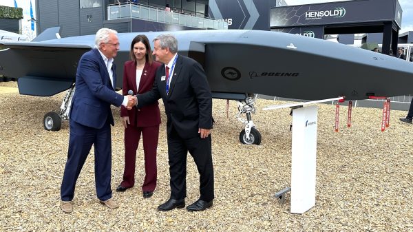 Armin Papperger, CEO von Rheinmetall, Amy List, Vice President & Managing Director von Boeing Defence Australia, und Glen Ferguson, Director Global Programs MQ-28 Ghost Bat von Boeing, (v.l.n.r.) vor der australischen Kampfdrohne MQ-28 Ghost Bat auf der ILA 2026.