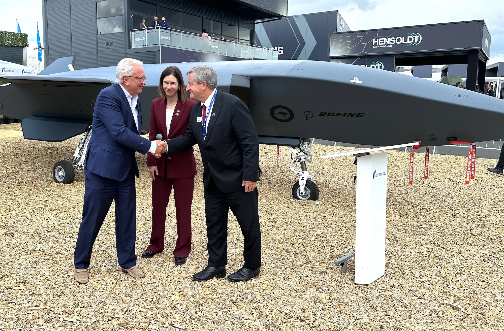 Armin Papperger, CEO von Rheinmetall, Amy List, Vice President & Managing Director von Boeing Defence Australia, und Dr. Michael Haidinger, President von Boeing Deutschland, (v.l.n.r.) vor der australischen Kampfdrohne MQ-28 Ghost Bat auf der ILA 2026.