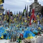 An diesem Gedenkort auf dem Maidan-Platz in Kiew wird auch der gefallenen Soldaten ausländischer Herkunft gedacht, die für den Freiheitskampf der Ukraine ihr Leben gaben. Verteidigungsminister Boris Pistorius hatte diesen Ort ebenfalls besucht und einen Kranz niedergelegt.